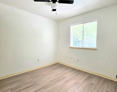 3102 E Heatherock Circle - Photo Thumbnail 6