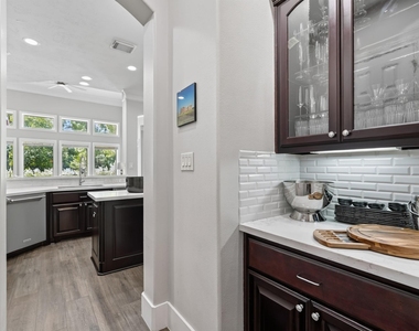 110 S Veilwood Circle - Photo Thumbnail 8