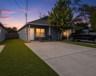 403 E Avenue G - Photo Thumbnail 1