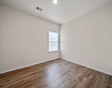 403 E Avenue G - Photo Thumbnail 11