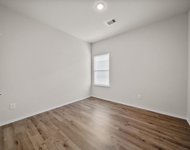 403 E Avenue G - Photo Thumbnail 12