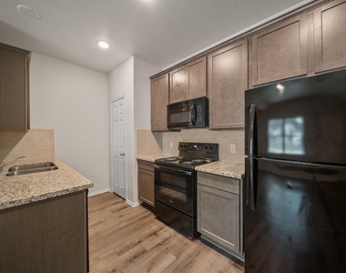 403 E Avenue G - Photo Thumbnail 4