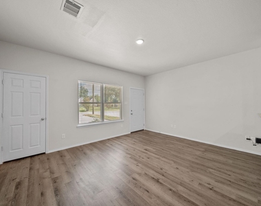 403 E Avenue G - Photo Thumbnail 7