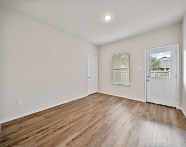 403 E Avenue G - Photo Thumbnail 8