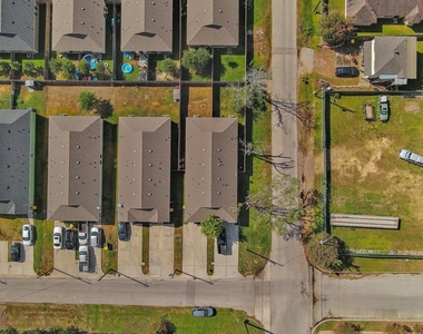 403 E Avenue G - Photo Thumbnail 20
