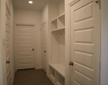 5806 Aurora Greens Lane - Photo Thumbnail 5