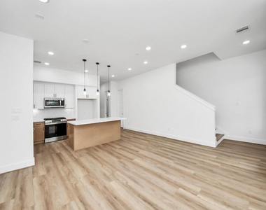 3915 Tuam Street - Photo Thumbnail 2