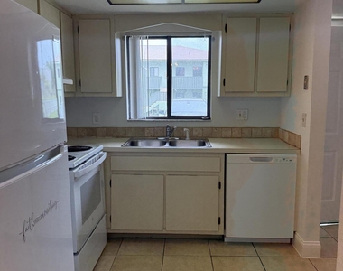 1554 University Lane - Photo Thumbnail 4