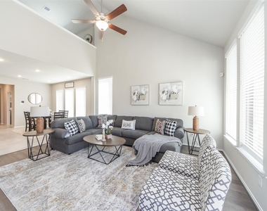 1915 Meadow Trail Drive - Photo Thumbnail 7