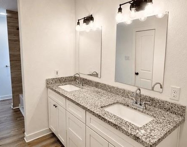 2102 Margaret Ave - Photo Thumbnail 5