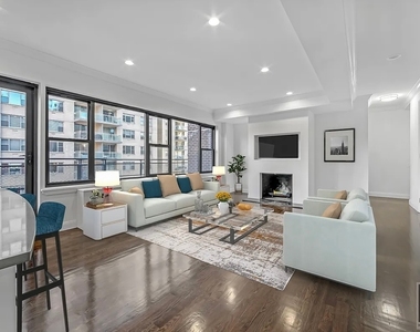 East 56 Street - Photo Thumbnail 3