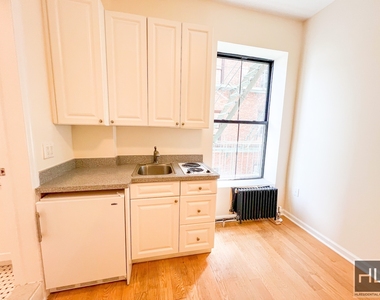 West 72 Street - Photo Thumbnail 3