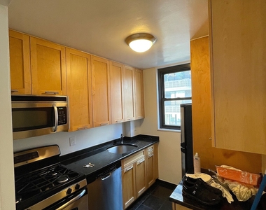 East 49 Street - Photo Thumbnail 3
