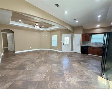 2850 Amber Avenue - Photo Thumbnail 4
