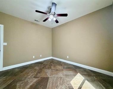 2850 Amber Avenue - Photo Thumbnail 15
