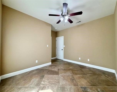 2850 Amber Avenue - Photo Thumbnail 16