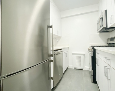 East 56 Street - Photo Thumbnail 4