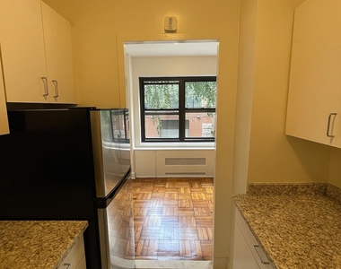 East 55 Street - Photo Thumbnail 10