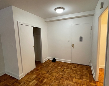 East 55 Street - Photo Thumbnail 8