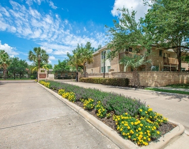 7511 S Linpar Court - Photo Thumbnail 1