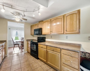 7505 Fairlane Avenue - Photo Thumbnail 9