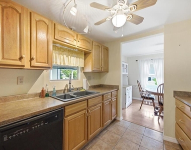 7505 Fairlane Avenue - Photo Thumbnail 10