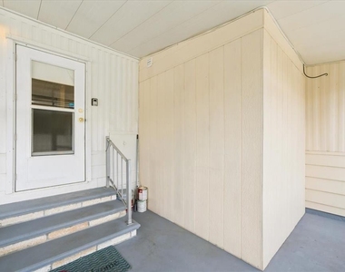7505 Fairlane Avenue - Photo Thumbnail 5
