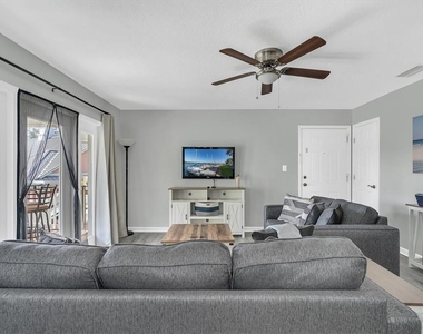 102 Pompano Drive Se - Photo Thumbnail 3