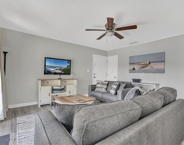 102 Pompano Drive Se - Photo Thumbnail 5