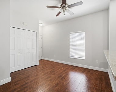 7605 N Dixon Avenue - Photo Thumbnail 12