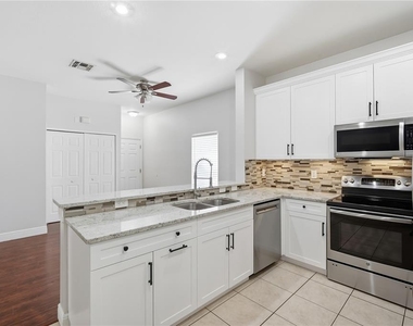 7605 N Dixon Avenue - Photo Thumbnail 9