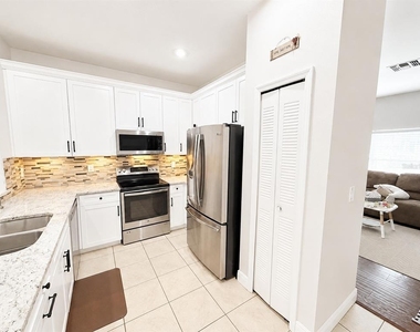 7605 N Dixon Avenue - Photo Thumbnail 8