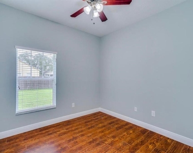 7605 N Dixon Avenue - Photo Thumbnail 14