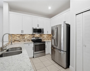 7605 N Dixon Avenue - Photo Thumbnail 10