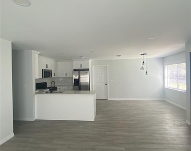 5008 Parade Street - Photo Thumbnail 3