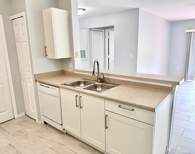 5475 Vineland Road - Photo Thumbnail 6