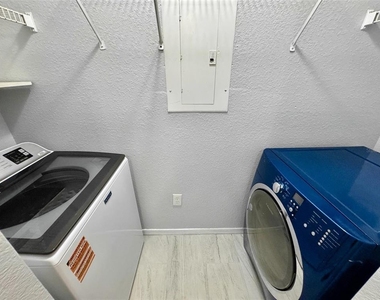 5475 Vineland Road - Photo Thumbnail 7