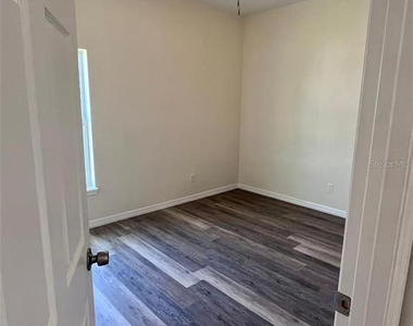 925 Lora Street - Photo Thumbnail 9