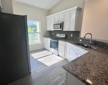 925 Lora Street - Photo Thumbnail 2