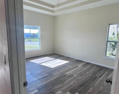 925 Lora Street - Photo Thumbnail 8