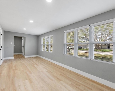 3926 Helena Street Ne - Photo Thumbnail 4