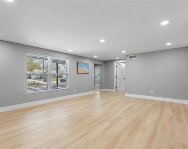 3926 Helena Street Ne - Photo Thumbnail 11