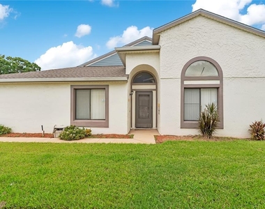 112 Lakepointe Circle - Photo Thumbnail 2