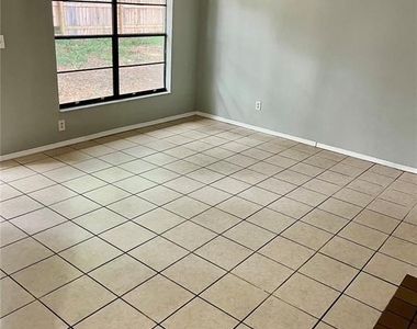 2321 Sw 31st Place - Photo Thumbnail 5