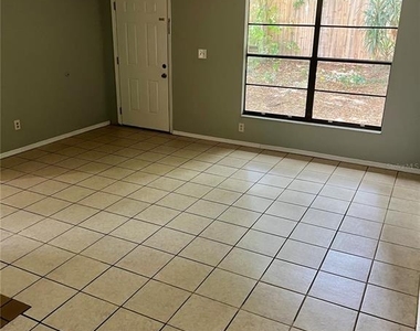 2321 Sw 31st Place - Photo Thumbnail 3