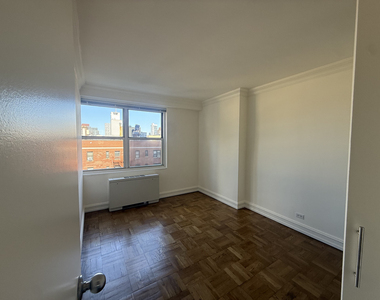 888 8th Avenue - Photo Thumbnail 5