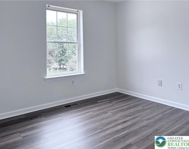 6411 Pioneer Drive - Photo Thumbnail 6
