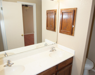 637 Woodcrest Lane - Photo Thumbnail 10