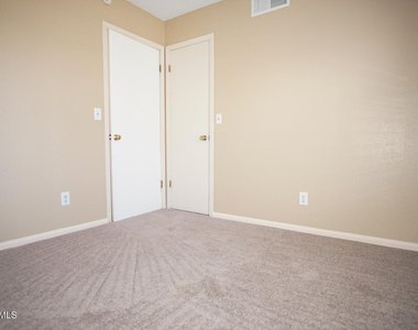 637 Woodcrest Lane - Photo Thumbnail 15