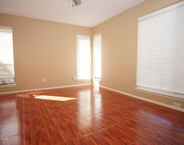 637 Woodcrest Lane - Photo Thumbnail 8